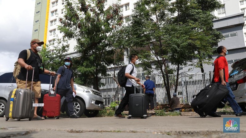 Sejumlah Pekerja Migran Indonesia (PMI) meninggalkan Rumah Sakit Darurat Covid-19 (RSDC) Wisma Atlet Pademangan, Jakarta Utara, usai menjalani karantina, Selasa (15/6/2021). (CNBC Indonesia/Andrean Kristianto)