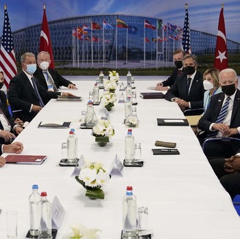 Mesra bak Dimabuk Cinta, Gaya Erdogan-Biden Ketemuan di NATO