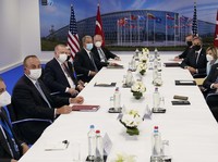 Mesra bak Dimabuk Cinta, Gaya Erdogan-Biden Ketemuan di NATO