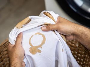 4 Bahan yang Ampuh Bersihkan Noda Kopi yang Tumpah di Baju