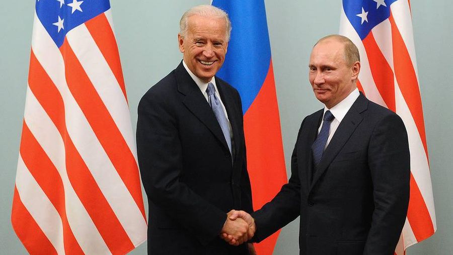 KTT AS-Rusia: Presiden Amerika Putin dan Biden bersalaman. AP/