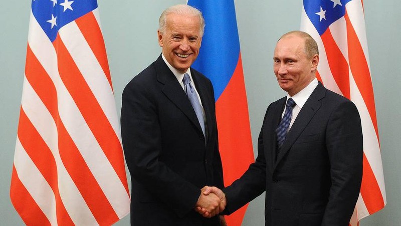 KTT AS-Rusia: Presiden Amerika Putin dan Biden bersalaman. AP/