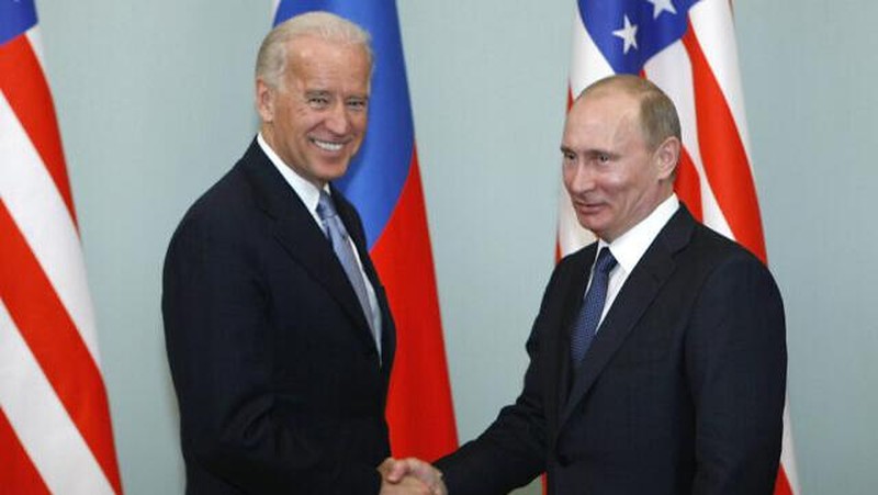 KTT AS-Rusia: Presiden Amerika Putin dan Biden bersalaman. AP/