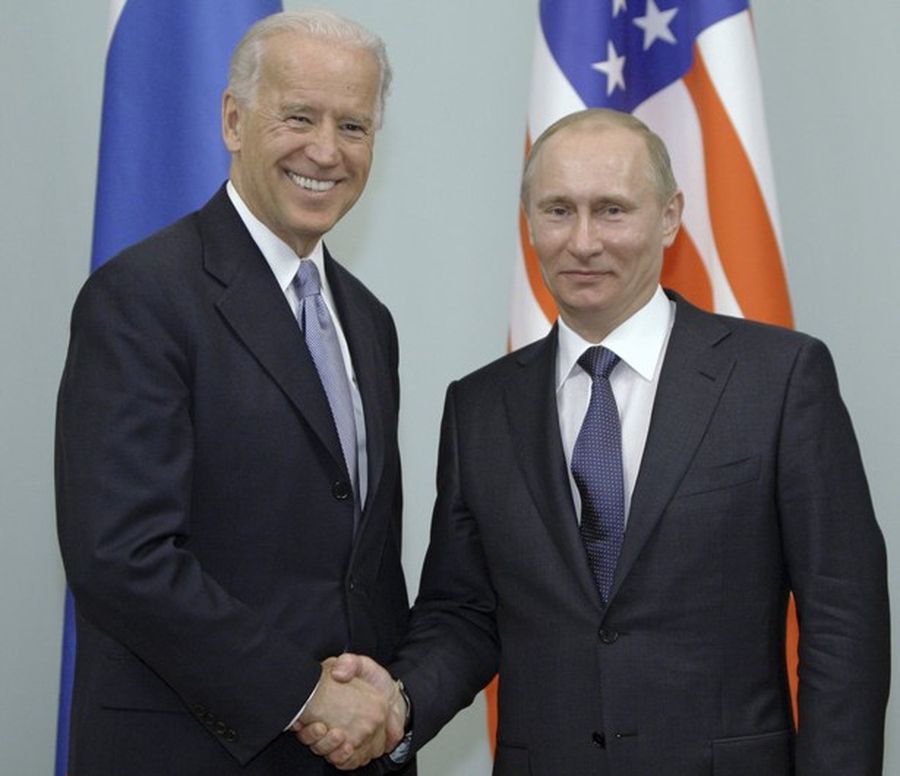 KTT AS-Rusia: Presiden Amerika Putin dan Biden bersalaman. AP/