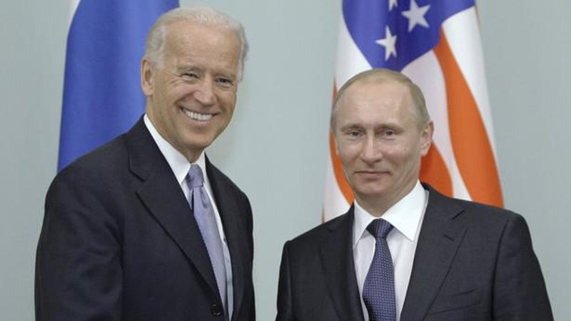 KTT AS-Rusia: Presiden Amerika Putin dan Biden bersalaman. AP/