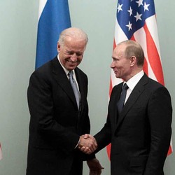 Mesra bak Dimabuk Cinta, Biden-Putin 'Empat Mata' di Swiss