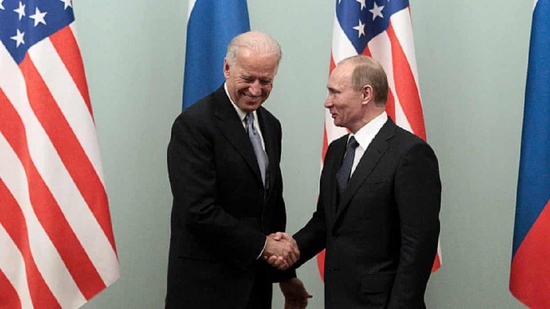 KTT AS-Rusia: Presiden Amerika Putin dan Biden bersalaman. AP/