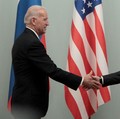 Tanpa Pakai Masker, Joe Biden Salaman dengan Vladimir Putin