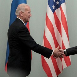 Tanpa Pakai Masker, Joe Biden Salaman dengan Vladimir Putin