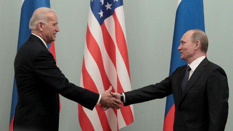 KTT AS-Rusia: Presiden Amerika Putin dan Biden bersalaman. AP/