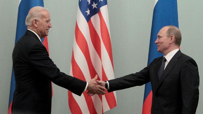 Without a mask, Joe Biden shakes hands with Vladimir Putin