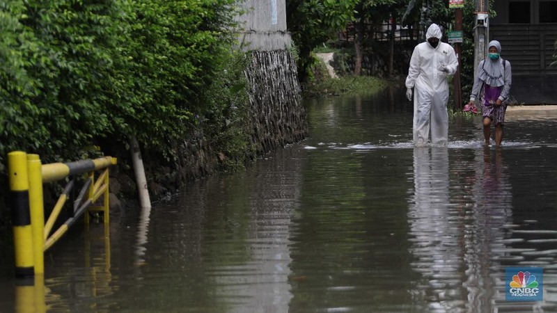 Nakes menjemput pasien covid-19 di tengah banjir. (CNBC Indonesia/ Muhammad Sabki)