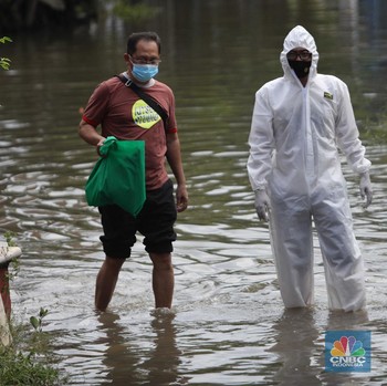 Terjang Banjir, Kerja Keras Nakes Jemput Pasien Covid-19