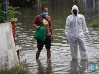 Terjang Banjir, Kerja Keras Nakes Jemput Pasien Covid-19