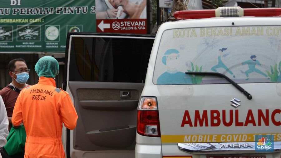 Nakes menjemput pasien covid-19 di tengah banjir. (CNBC Indonesia/ Muhammad Sabki)