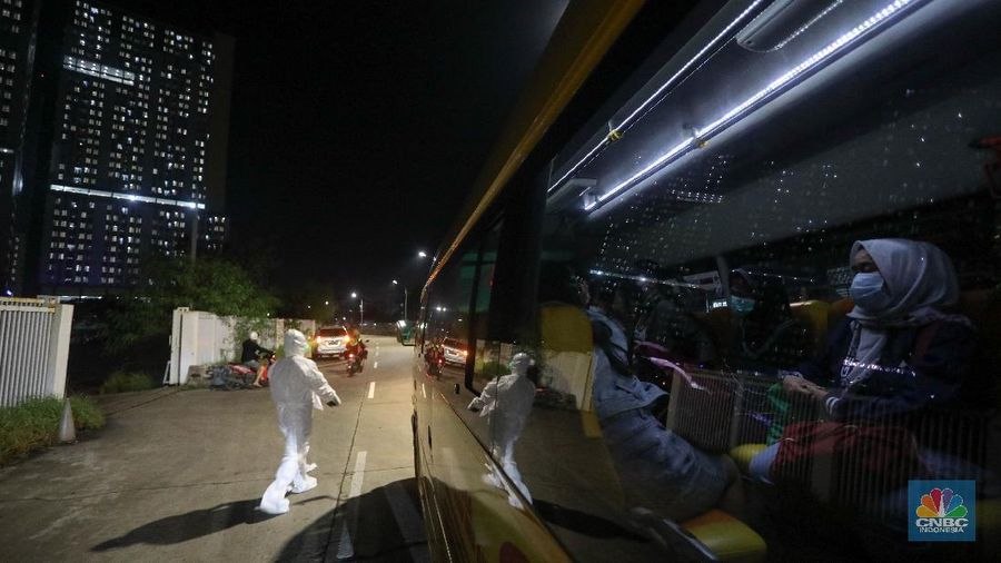 Tenaga Kesehatan di Rumah Sakit Darurat Covid-19 (RSDC) Wisma Atlet Kemayoran, Jakarta, Selasa (15/6/2021). (CNBC Indonesia/ Andrean Kristianto)