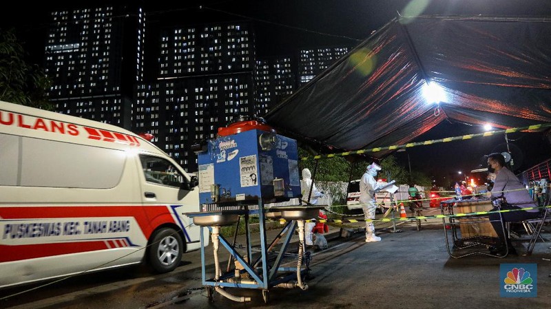Tenaga Kesehatan di Rumah Sakit Darurat Covid-19 (RSDC) Wisma Atlet Kemayoran, Jakarta, Selasa (15/6/2021). (CNBC Indonesia/ Andrean Kristianto)