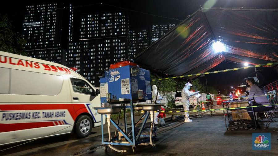 Pengantaran Pasien Covid-19 ke Rumah Sakit Darurat Covid-19 (RSDC) Wisma Atlet Kemayoran, Jakarta, Selasa (15/6/2021). (CNBC Indonesia/ Andrean Kristianto)
