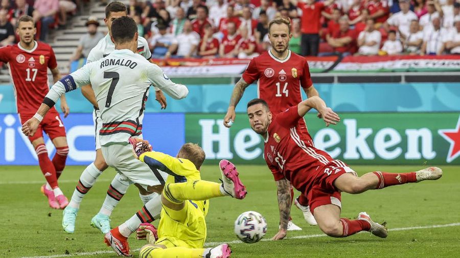 Pertandingan grup F kejuaraan sepak bola Euro 2020 antara Hongaria dan Portugal di stadion Ferenc Puskas di Budapest, Hongaria, Selasa, (15/6/2021). (AP/Bernadett Szabo)