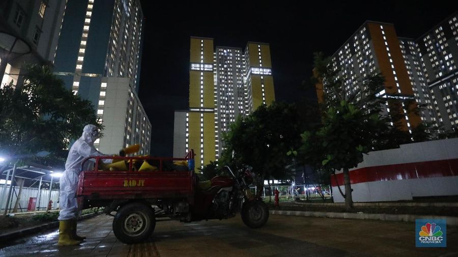 Tenaga Kesehatan di Rumah Sakit Darurat Covid-19 (RSDC) Wisma Atlet Kemayoran, Jakarta, Selasa (15/6/2021). (CNBC Indonesia/ Andrean Kristianto)