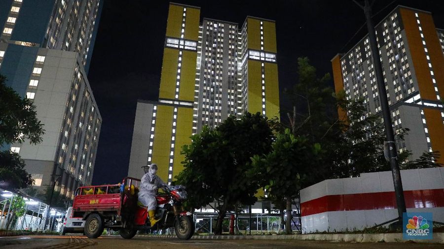 Tenaga Kesehatan di Rumah Sakit Darurat Covid-19 (RSDC) Wisma Atlet Kemayoran, Jakarta, Selasa (15/6/2021). (CNBC Indonesia/ Andrean Kristianto)