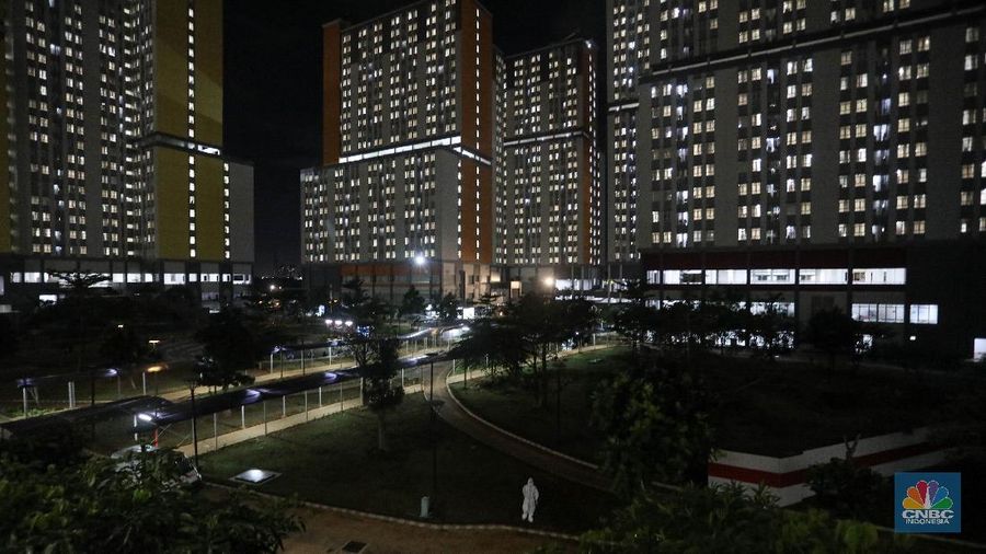 Tenaga Kesehatan di Rumah Sakit Darurat Covid-19 (RSDC) Wisma Atlet Kemayoran, Jakarta, Selasa (15/6/2021). (CNBC Indonesia/ Andrean Kristianto)