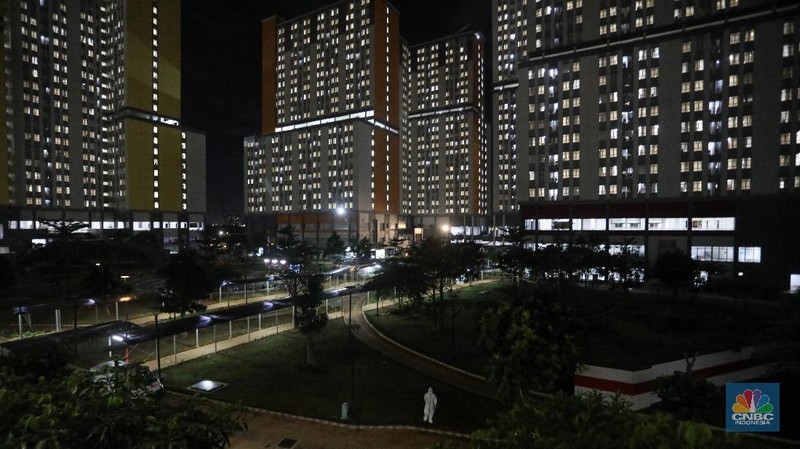 Tenaga Kesehatan di Rumah Sakit Darurat Covid-19 (RSDC) Wisma Atlet Kemayoran, Jakarta, Selasa (15/6/2021). (CNBC Indonesia/ Andrean Kristianto)