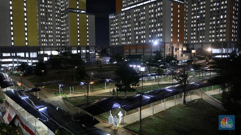 Tenaga Kesehatan di Rumah Sakit Darurat Covid-19 (RSDC) Wisma Atlet Kemayoran, Jakarta, Selasa (15/6/2021). (CNBC Indonesia/ Andrean Kristianto)