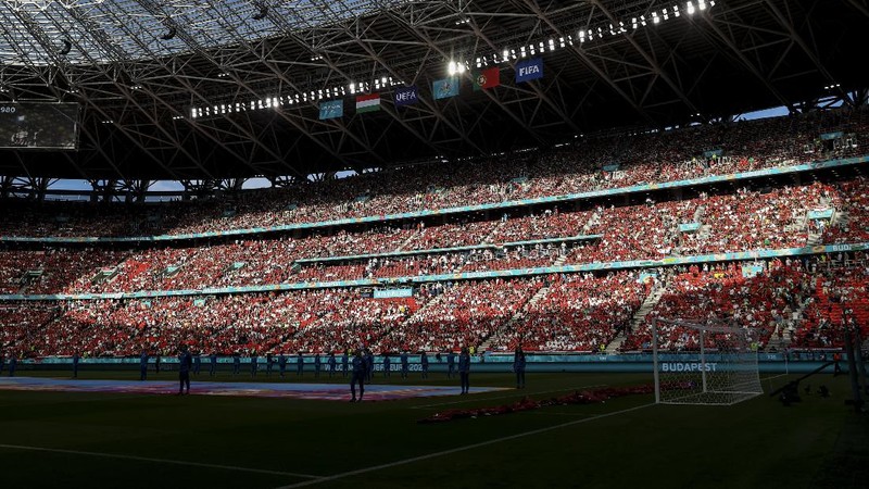 Suporter Hongaria menghadiri pertandingan grup F kejuaraan sepak bola Euro 2020 antara Hongaria dan Portugal di stadion Ferenc Puskas di Budapest, Hongaria, Selasa, (15/6/2021). (AP/Bernadett Szabo)