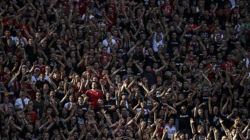 Suporter Hongaria menghadiri pertandingan grup F kejuaraan sepak bola Euro 2020 antara Hongaria dan Portugal di stadion Ferenc Puskas di Budapest, Hongaria, Selasa, (15/6/2021). (AP/Bernadett Szabo)