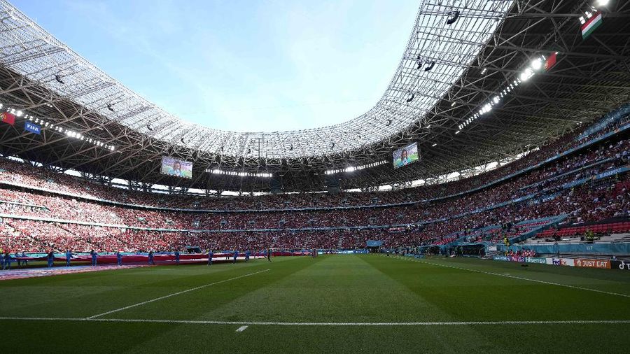Suporter Hongaria menghadiri pertandingan grup F kejuaraan sepak bola Euro 2020 antara Hongaria dan Portugal di stadion Ferenc Puskas di Budapest, Hongaria, Selasa, (15/6/2021). (AP/Bernadett Szabo)