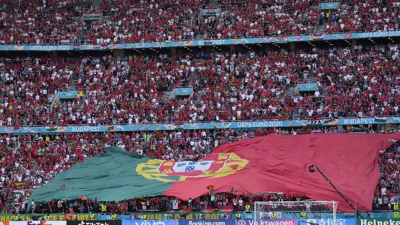 Suporter Hongaria menghadiri pertandingan grup F kejuaraan sepak bola Euro 2020 antara Hongaria dan Portugal di stadion Ferenc Puskas di Budapest, Hongaria, Selasa, (15/6/2021). (AP/Bernadett Szabo)