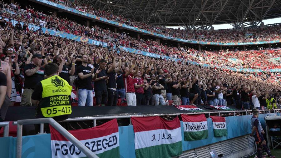 Suporter Hongaria menghadiri pertandingan grup F kejuaraan sepak bola Euro 2020 antara Hongaria dan Portugal di stadion Ferenc Puskas di Budapest, Hongaria, Selasa, (15/6/2021). (AP/Bernadett Szabo)