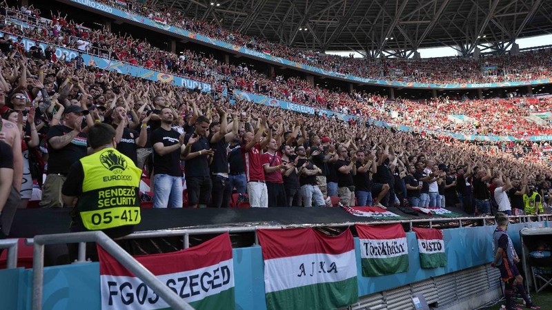 Suporter Hongaria menghadiri pertandingan grup F kejuaraan sepak bola Euro 2020 antara Hongaria dan Portugal di stadion Ferenc Puskas di Budapest, Hongaria, Selasa, (15/6/2021). (AP/Bernadett Szabo)