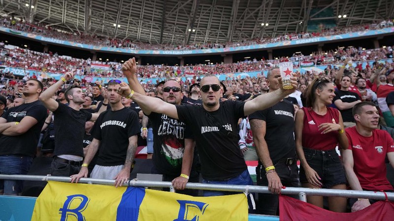 Suporter Hongaria menghadiri pertandingan grup F kejuaraan sepak bola Euro 2020 antara Hongaria dan Portugal di stadion Ferenc Puskas di Budapest, Hongaria, Selasa, (15/6/2021). (AP/Bernadett Szabo)