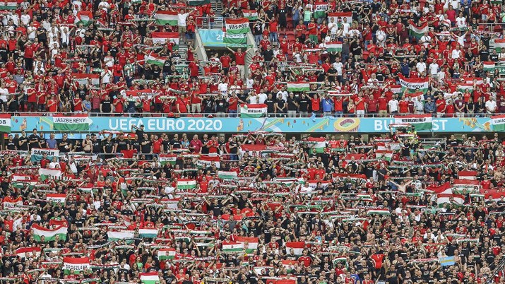 Suporter Hongaria menghadiri pertandingan grup F kejuaraan sepak bola Euro 2020 antara Hongaria dan Portugal di stadion Ferenc Puskas di Budapest, Hongaria, Selasa, (15/6/2021). (AP/Bernadett Szabo) Suporter Hongaria menghadiri pertandingan grup F kejuaraan sepak bola Euro 2020 antara Hongaria dan Portugal di stadion Ferenc Puskas di Budapest, Hongaria, Selasa, (15/6/2021). (AP/Bernadett Szabo)