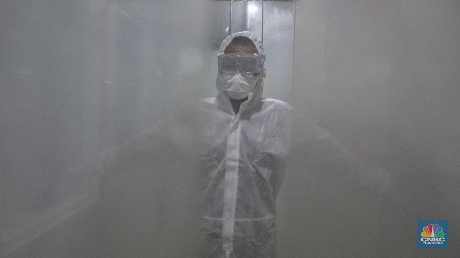 Tenaga Kesehatan di Rumah Sakit Darurat Covid-19 (RSDC) Wisma Atlet Kemayoran, Jakarta, Selasa (15/6/2021). (CNBC Indonesia/ Andrean Kristianto)