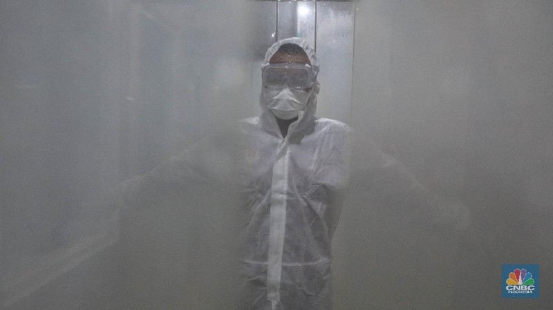Tenaga Kesehatan di Rumah Sakit Darurat Covid-19 (RSDC) Wisma Atlet Kemayoran, Jakarta, Selasa (15/6/2021). (CNBC Indonesia/ Andrean Kristianto)