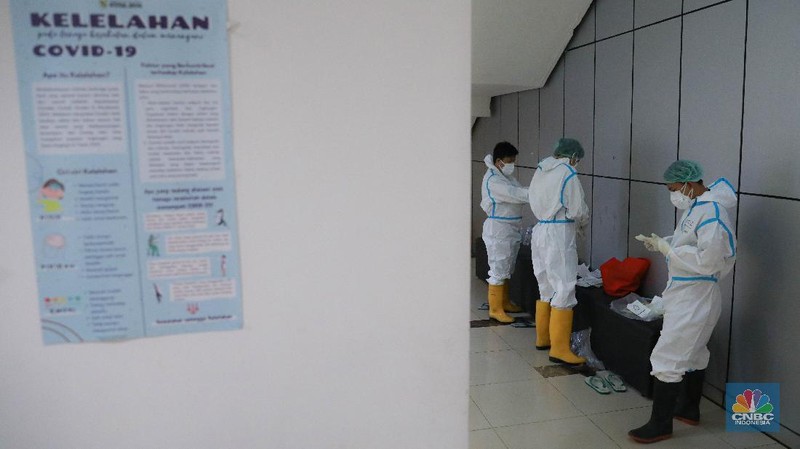 Tenaga Kesehatan di Rumah Sakit Darurat Covid-19 (RSDC) Wisma Atlet Kemayoran, Jakarta, Selasa (15/6/2021). (CNBC Indonesia/ Andrean Kristianto)