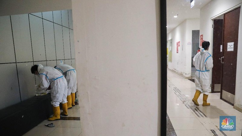 Tenaga Kesehatan di Rumah Sakit Darurat Covid-19 (RSDC) Wisma Atlet Kemayoran, Jakarta, Selasa (15/6/2021). (CNBC Indonesia/ Andrean Kristianto)