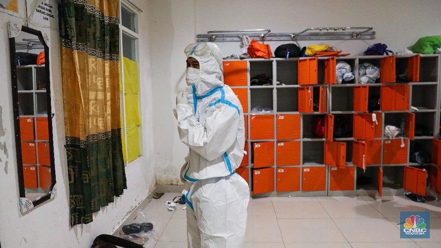Tenaga Kesehatan di Rumah Sakit Darurat Covid-19 (RSDC) Wisma Atlet Kemayoran, Jakarta, Selasa (15/6/2021). (CNBC Indonesia/ Andrean Kristianto)