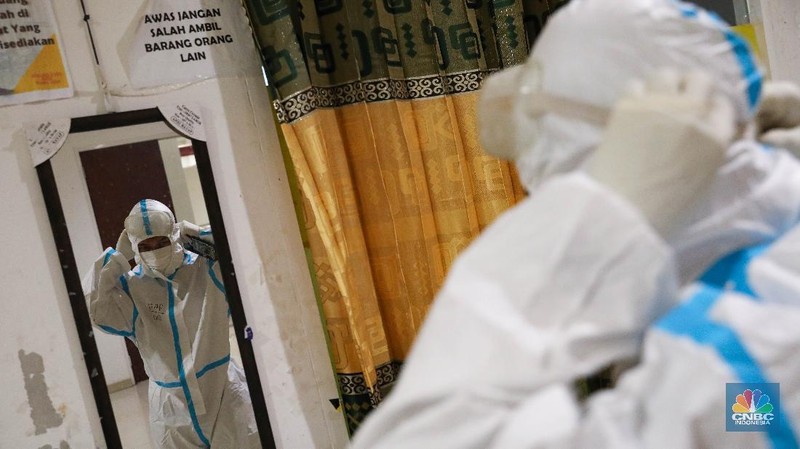 Tenaga Kesehatan di Rumah Sakit Darurat Covid-19 (RSDC) Wisma Atlet Kemayoran, Jakarta, Selasa (15/6/2021). (CNBC Indonesia/ Andrean Kristianto)
