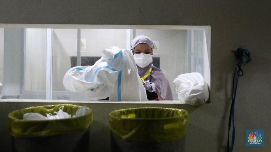 Tenaga Kesehatan di Rumah Sakit Darurat Covid-19 (RSDC) Wisma Atlet Kemayoran, Jakarta, Selasa (15/6/2021). (CNBC Indonesia/ Andrean Kristianto)