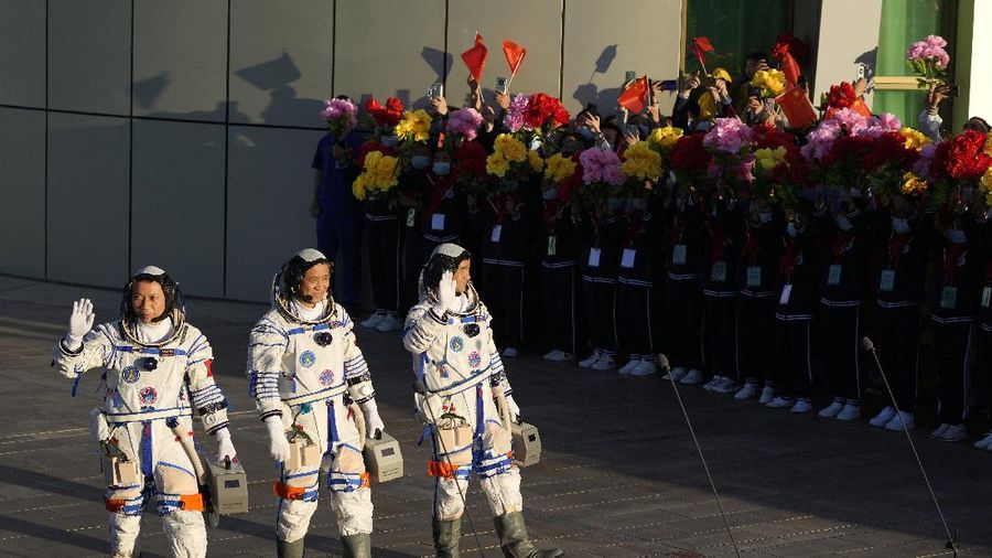 China luncurkan 3 Astronaut ke Stasiun Luar Angkasa. (AP/Ng Han Guan)