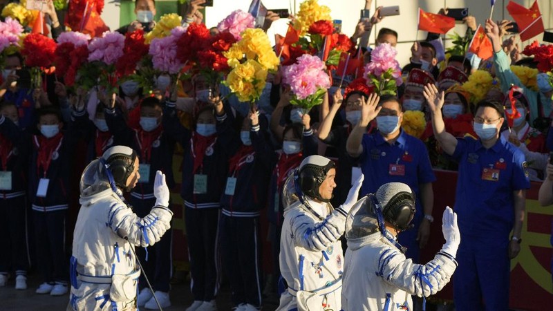 China luncurkan 3 Astronaut ke Stasiun Luar Angkasa. (AP/Ng Han Guan)