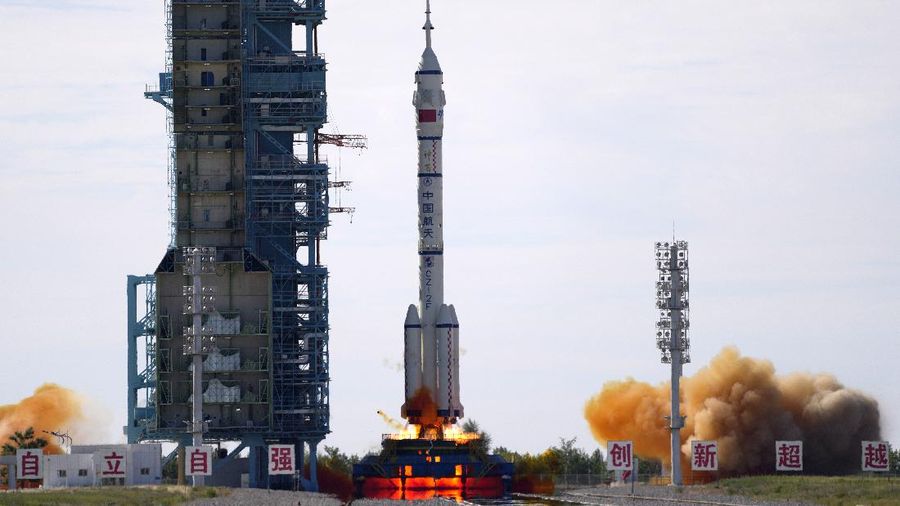 China luncurkan 3 Astronaut ke Stasiun Luar Angkasa. (AP/Ng Han Guan)