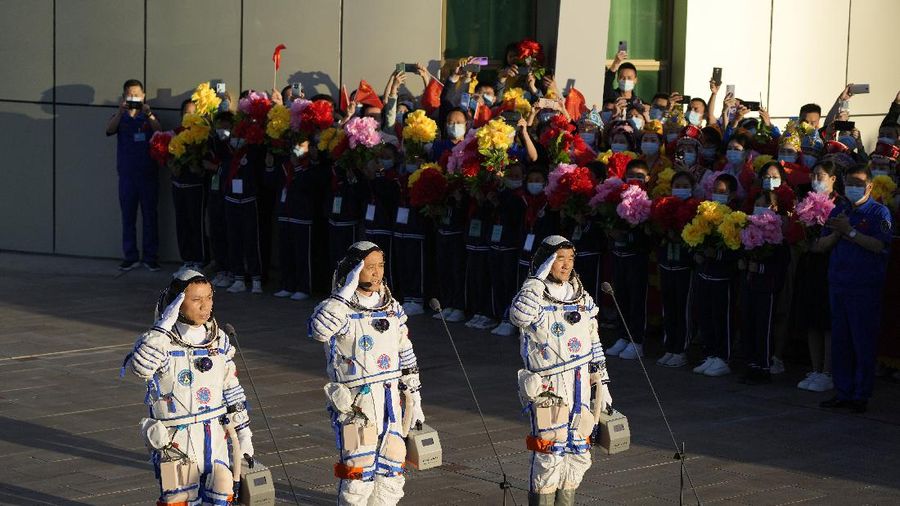 China luncurkan 3 Astronaut ke Stasiun Luar Angkasa. (AP/Ng Han Guan)