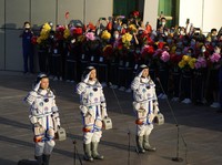 Negara Lain Minggir! China & Amerika 'Tempur' di Luar Angkasa