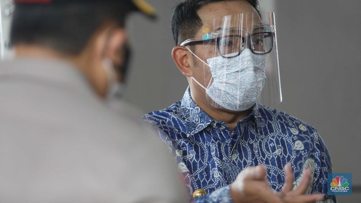 Gubernur Jawa Barat Ridwan Kamil di Stasiun Bogor pantau Vaksinasi pengguna KRL, Kamis (17/6/2021). (CNBC Indonesia/Muhammad Sabki) Gubernur Jawa Barat Ridwan Kamil di Stasiun Bogor pantau Vaksinasi pengguna KRL, Kamis (17/6/2021). (CNBC Indonesia/Muhammad Sabki)