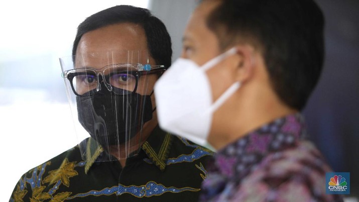 Walikota Bogor Bima Arya memantau vaksinasi di stasiun Bogor, Kamis (17/6/2021). (CNBC Indonesia/Muhammad Sabki)